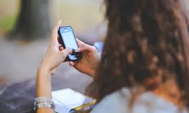 భార్య మరో వ్యక్తితో చాటింగ్‌.. కోపంతో భర్త...