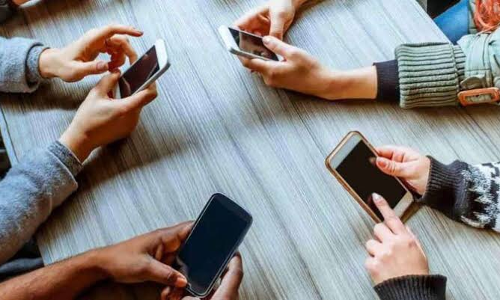 మొబైల్ ఫోన్  మీ చర్మాన్ని ఎలా దెబ్బతీస్తుందో తెలుసా?