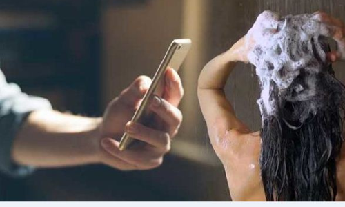 స్నానం చేస్తుండగా సెల్‌ఫోన్‌లో చిత్రీకరణ.. అది తెలిసిన మహిళ..