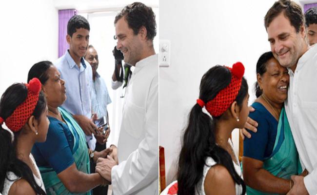 తనను తొలిసారి ఎత్తుకున్న రాజమ్మ... 48 ఏళ్ల తరువాత ఆమె ఇంటికి రాహుల్ గాంధీ! తనను తొలిసారి ఎత్తుకున్న రాజమ్మ... 48 ఏళ్ల తరువాత ఆమె ఇంటికి రాహుల్ గాంధీ!
