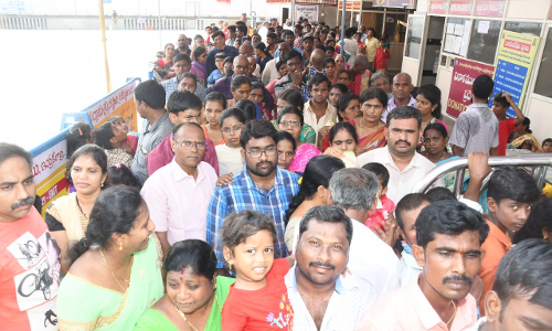 భక్తులతో రద్దీగా బెజవాడ అమ్మవారి ఆలయం..