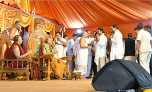 శారదా పీఠ ఉత్తరాధికారి పేరు స్వాత్మానందేంద్ర సరస్వతి