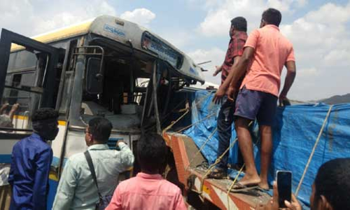 బస్సు లారీ, ఢీ: 20మందికి గాయాలు