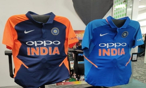 క్రికెట్ జెర్సీపై ముదురుతున్న వివాదం..కాషాయరంగులో మతం చూస్తున్న విపక్షం