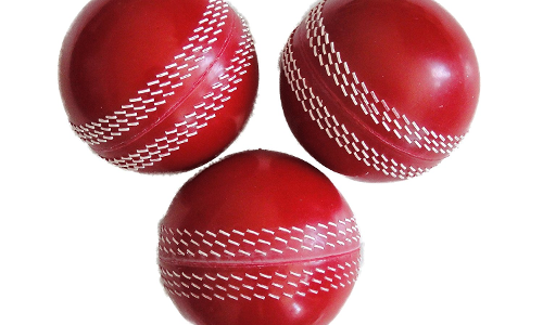 క్రికెట్ బంతిని ఎలా తయారు చేస్తారంటే..! క్రికెట్ బంతిని ఎలా తయారు చేస్తారంటే..!