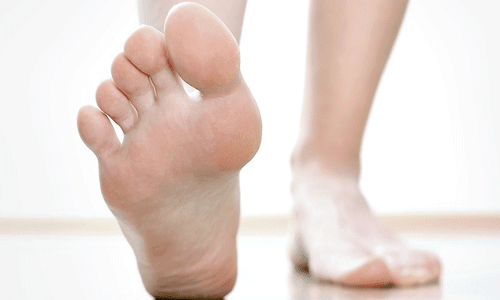 కాలి మడమలపై పగుళ్లు ఇబ్బంది పెడుతున్నాయా..! కాలి మడమలపై పగుళ్లు ఇబ్బంది పెడుతున్నాయా..!