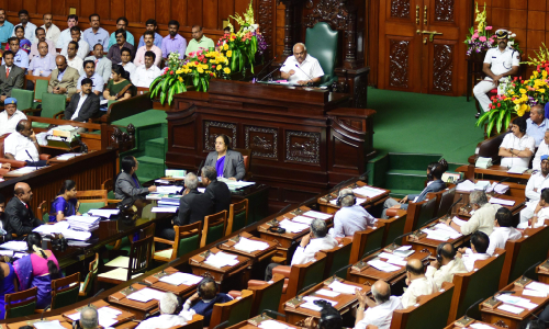 గంటకో రకంగా మలుపులు తిరుగుతున్న కర్నాటక విశ్వాస పరీక్ష