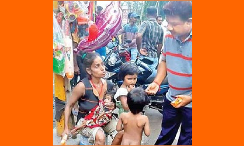 మరణించిన బిడ్డను ఒడిలో పెట్టుకుని..