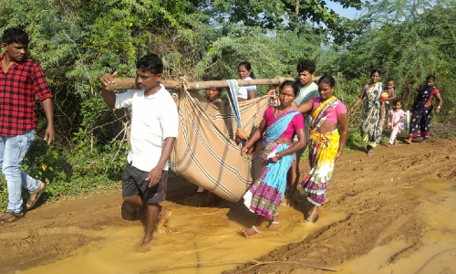 ప్రసవం కోసం డోలీలో 5 కిలోమీటర్లు..
