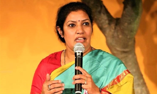 హోదా సాధ్యం కాదని చెబుతున్నా జగన్ ప్రజలను మోసం చేస్తున్నారు : పురందేశ్వరి