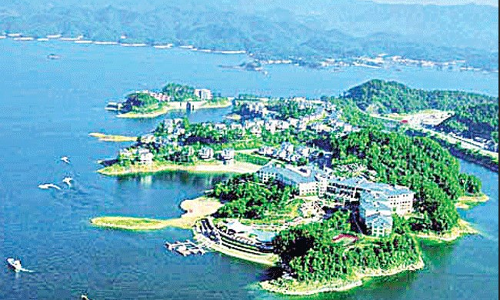 చూట్టూ నీళ్లు మధ్యలో ఊరు..