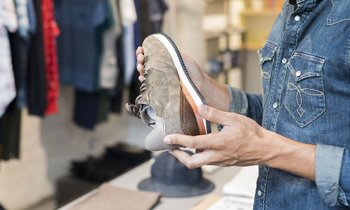 షూ కొనేటప్పుడు ఇలాంటి జాగ్రత్తలు పాటించండి... షూ కొనేటప్పుడు ఇలాంటి జాగ్రత్తలు పాటించండి...