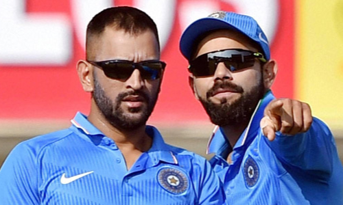 ధోనీని ఆపిన కోహ్లీ!