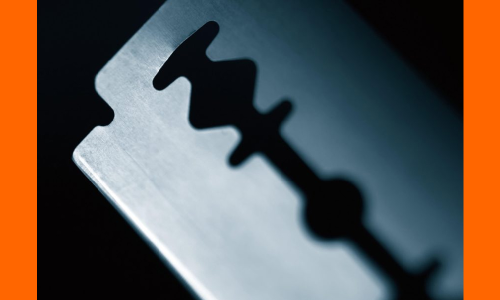 బ్లేడుతో గొంతుకోసుకుని.. యువకుని పరుగులు!