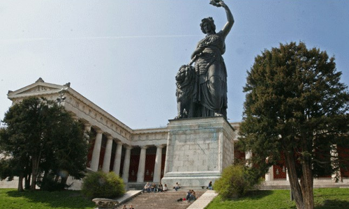 అక్కడ ఫెస్ట్ అంటే.. బీర్ బాటిల్స్ ఉండాల్సిందే..!