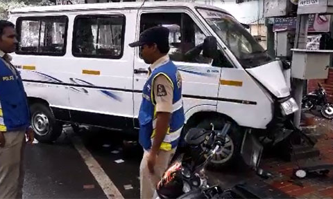 బేగంపేటలో వింగర్ వాహనం బీభత్సం.. ఒకరి మృతి