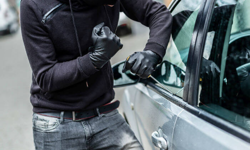 అతడో వెరైటీ దొంగ.. కారు కనబడితే ఖతమే...