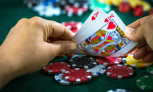 జూదంలో ఓడిపోయాడు ... భార్యను అప్పగించాడు