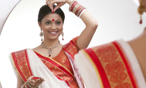 కుంకుమను నుదుటి మీదే పెట్టుకోవడానికి కారణం అదేనా..!