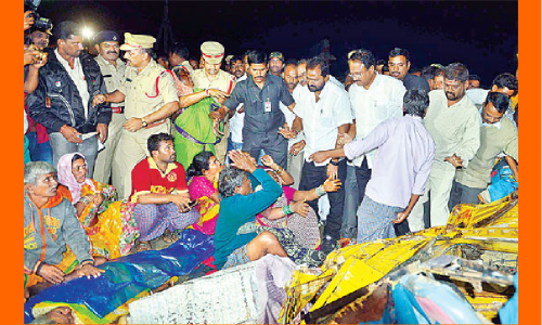 మహబూబ్‌నగర్‌ జిల్లాలో ఘోర రోడ్డు ప్రమాదం:13 మంది మృతి