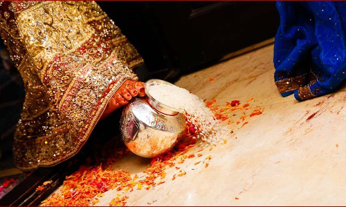 నవ వధువు కుడి కాలితో ఇంట్లోకి ఎందుకు అడుగుపెడుతుంది?