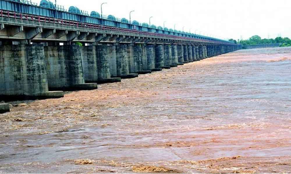 ధవళేశ్వరం బ్యారేజ్లో వరద ఉధృతి ధవళేశ్వరం బ్యారేజ్లో వరద ఉధృతి
