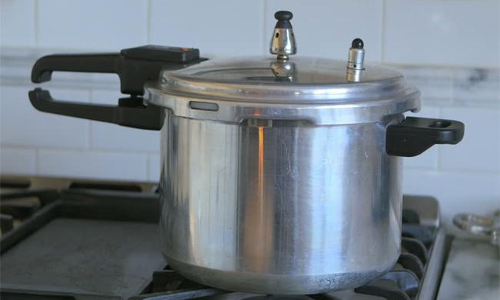 ప్రెషర్ కుక్కర్లో బంగారం.. చివరికి ఓపెన్ చేసి చూస్తే.. ప్రెషర్ కుక్కర్లో బంగారం.. చివరికి ఓపెన్ చేసి చూస్తే..