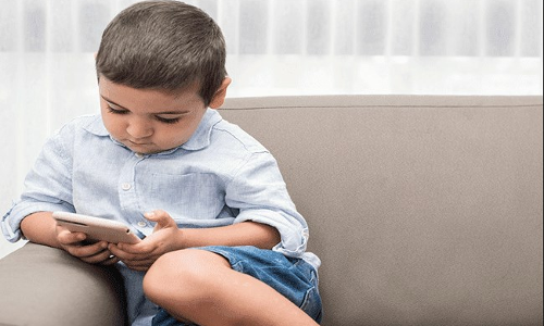 పిల్లలు మొబైల్ వాడితే..! పిల్లలు మొబైల్ వాడితే..!