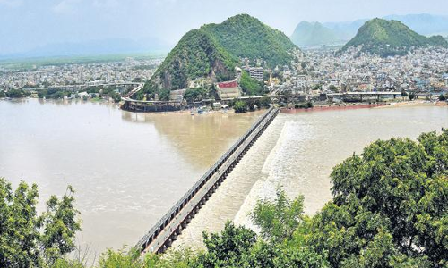 కృష్ణమ్మ ఉగ్రరూపం.. కృష్ణా, గుంటూరు జిల్లాల్లో హైఅలర్ట్ కృష్ణమ్మ ఉగ్రరూపం.. కృష్ణా, గుంటూరు జిల్లాల్లో హైఅలర్ట్