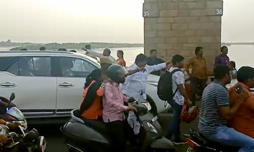 ట్రాఫిక్ క్లియర్ చేసిన మంత్రి పేర్నినాని ట్రాఫిక్ క్లియర్ చేసిన మంత్రి పేర్నినాని