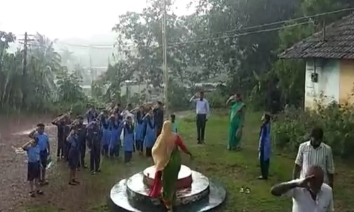 విద్యార్థుల దేశభక్తికి నిలువెత్తు రూపం విద్యార్థుల దేశభక్తికి నిలువెత్తు రూపం