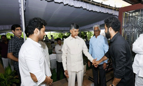 హరికృష్ణ ఇంటికి వెళ్లిన చంద్రబాబు హరికృష్ణ ఇంటికి వెళ్లిన చంద్రబాబు