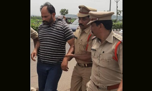 సీఎం, మంత్రులపై అనుచిత వ్యాఖ్యలు చేసిన శేఖర్ చౌదరి అరెస్ట్ సీఎం, మంత్రులపై అనుచిత వ్యాఖ్యలు చేసిన శేఖర్ చౌదరి అరెస్ట్