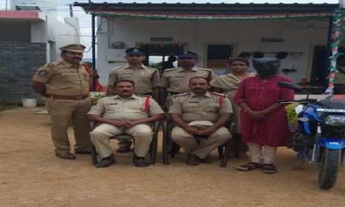 పాపమని బైక్ పై లిఫ్ట్ ఇస్తే బైక్ తో ఉడాయించింది... పాపమని బైక్ పై లిఫ్ట్ ఇస్తే బైక్ తో ఉడాయించింది...