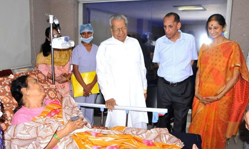 ఏపీ గవర్నర్‌ భార్యకు నరసింహన్‌ పరామర్శ