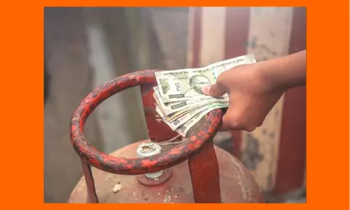 పండగవేళ.. వంటగ్యాస్ బాదుడు!