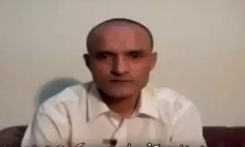 కులభూషన్ జాదవ్ను కలిసిన భారత దౌత్యవేత్తలు కులభూషన్ జాదవ్ను కలిసిన భారత దౌత్యవేత్తలు