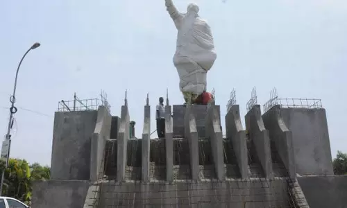 వైఎస్ విగ్రహం పునః ప్రారంభోత్సవానికి ఆటంకం