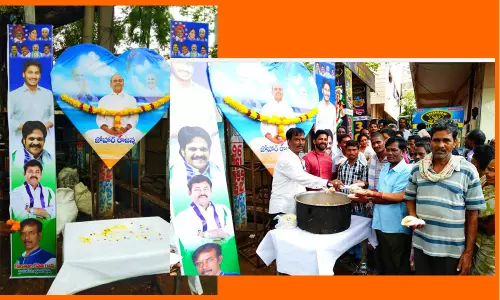 వైఎస్సార్ వర్థంతి సందర్భంగా అల్పాహార వితరణ