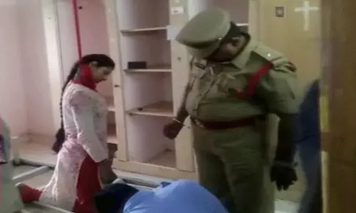 స్నేహితుడితో వీడియో కాలింగ్ మాట్లాడుతూనే విద్యార్ధిని ఆత్మహత్య స్నేహితుడితో వీడియో కాలింగ్ మాట్లాడుతూనే విద్యార్ధిని ఆత్మహత్య