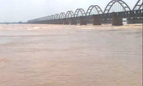 మళ్ళీ ఉప్పొంగిన గోదావరి.. మొదటి ప్రమాద..