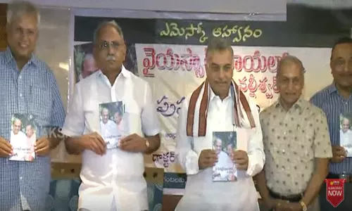 వైఎస్ఆర్ ఛాయలో వల్లీశ్వర్ పుస్తకావిష్కరణ.. వైఎస్ఆర్ ఛాయలో వల్లీశ్వర్ పుస్తకావిష్కరణ..