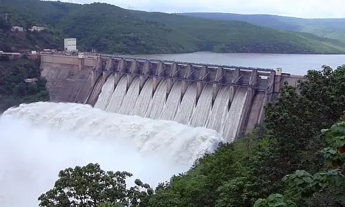 మళ్ళీ పరవళ్లు తొక్కుతోన్న కృష్ణమ్మ మళ్ళీ పరవళ్లు తొక్కుతోన్న కృష్ణమ్మ