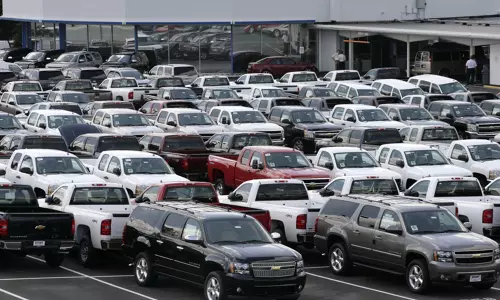 సంక్షోభంలో ఆటో పరిశ్రమ.. రెండు దశాబ్దాల కనిష్టానికి అమ్మకాలు!!