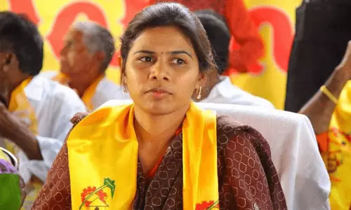 పోలీసులతో వాగ్వాదానికి దిగిన అఖిలప్రియ