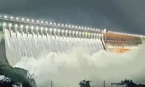 మళ్ళీ వరద.. శ్రీశైలం డ్యామ్‌ క్రస్ట్‌ గేట్లపై వరద నీరు ఓవర్‌ ఫ్లో..