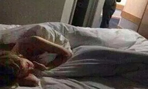 దొంగతనం చేసి యువతి పక్కన నగ్నంగా నిద్రపోయిన దొంగ..