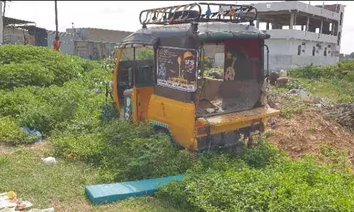 ఆటో బోల్తా:మహిళా కూలీ మృతి