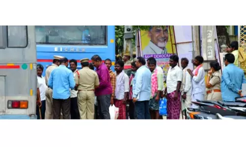 శిబిరంలో ఉన్నవారిని గ్రామాలకు తరలిస్తున్న పోలీసులు