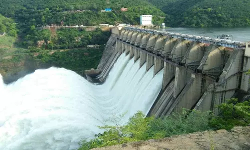 కృష్ణానదికి మళ్ళీ వరదనీరు.. శ్రీశైలంలో ఆరు గేట్లు ఎత్తివేత.. కృష్ణానదికి మళ్ళీ వరదనీరు.. శ్రీశైలంలో ఆరు గేట్లు ఎత్తివేత..